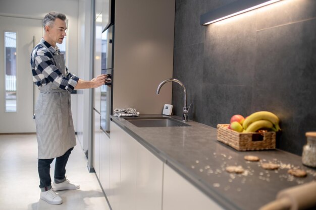 Jak wybrać porządny model zlewozmywaka do domowej kuchni – przewodnik po materiałach i stylach