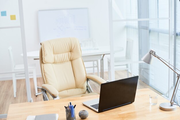 Jak ergonomiczne meble wpływają na wydajność pracy w biurze?
