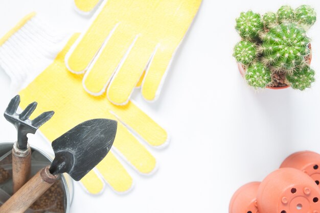 Jakie narzędzia ręczne są niezbędne do wiosennych prac w ogrodzie?