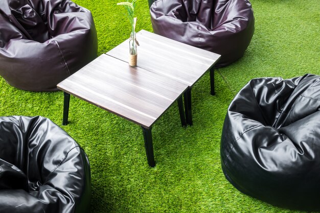 Stylowe i funkcjonalne rozwiązania dla Twojego zielonego zakątka: inspiracje meblowe