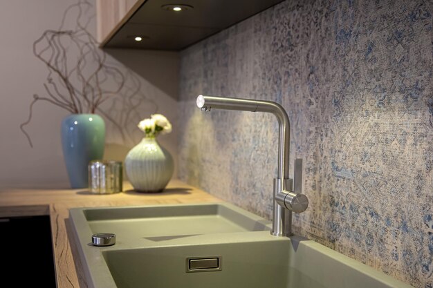 Porównanie materiałów: Granit kontra stal w kuchennych zlewozmywakach